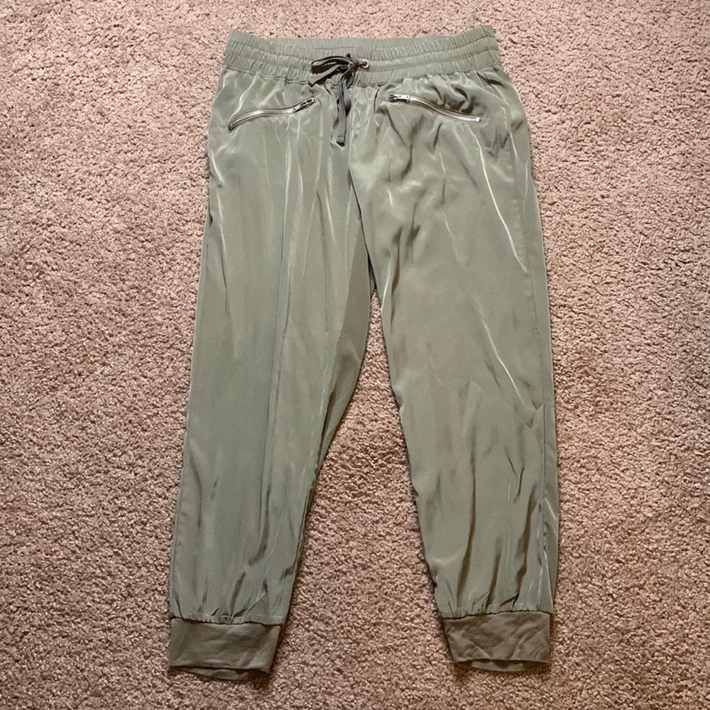 New York & Co Size Small green joggers. 2 front zipper pockets 2 back pockets